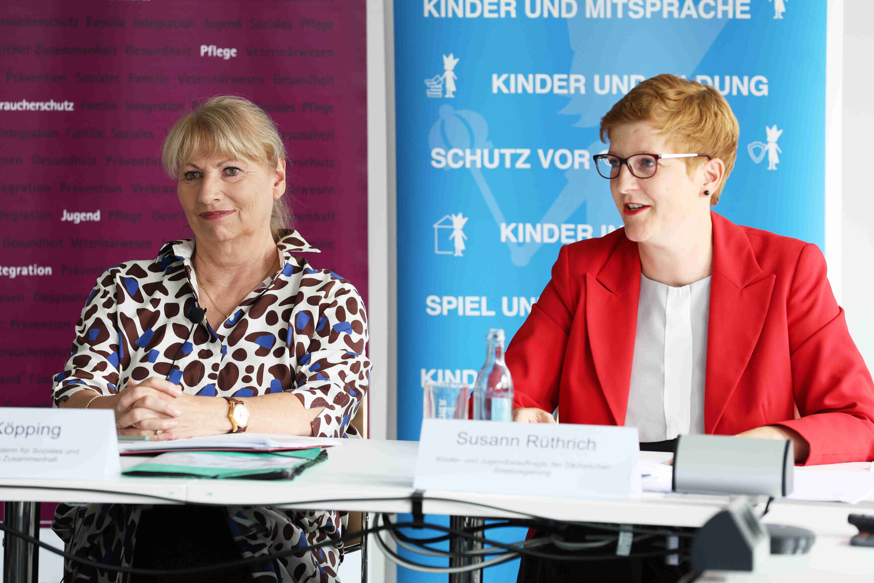 Staatsministerin Köpping und Kinderbeauftragte Rüthrich sprechen bei der Pressekonferenz