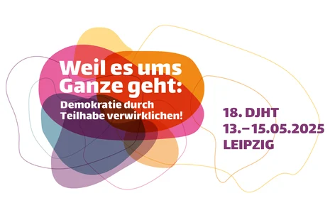 Buntes Veranstaltungslogo mit überlappenden Farbflächen und dem Text „Weil es ums Ganze geht: Demokratie durch Teilhabe verwirklichen! 18. DJHT, 13.–15.05.2025, Leipzig“.